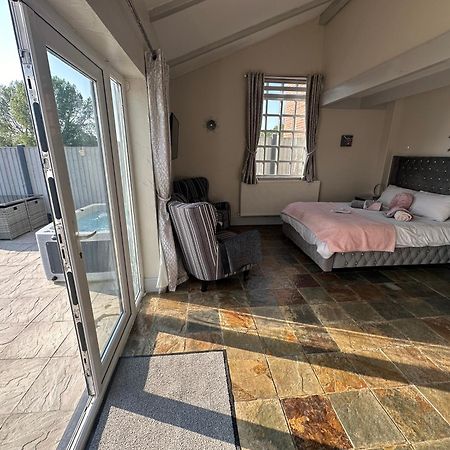 Dwylig Isa Holiday Cottages Rhuddlan Номер фото
